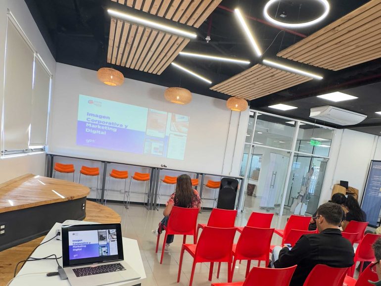 Exitosa Clínica de Marketing Digital e Imagen Corporativa para Emprendedores en Coquimbo